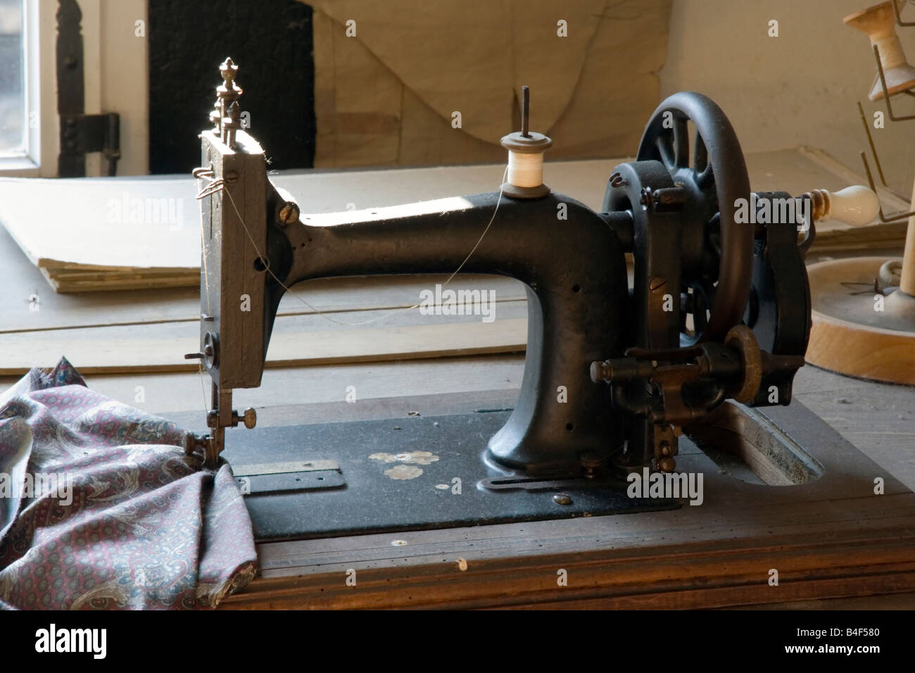 Antica macchina da cucire sartoria nel XIX secolo Foto stock - Alamy