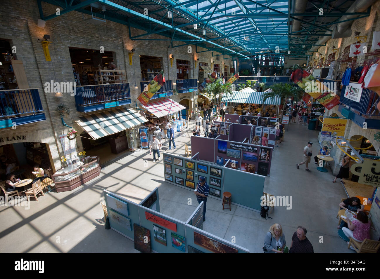 Interno del mercato delle forche durante una mostra fotografica, le forche - un sito storico nazionale, la città di Winnipeg, Manitoba. Foto Stock