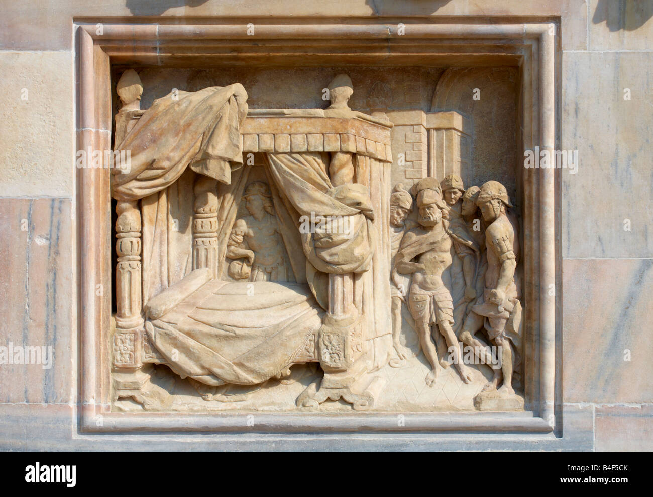 La scultura in rilievo sulla parte esterna di Milano Duomo lombardia italia Foto Stock