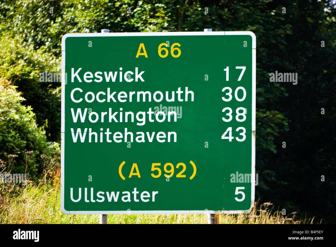 Green Regno Unito "A" cartello stradale sulla A66 percorso con informazioni sulla distanza, England, Regno Unito Foto Stock