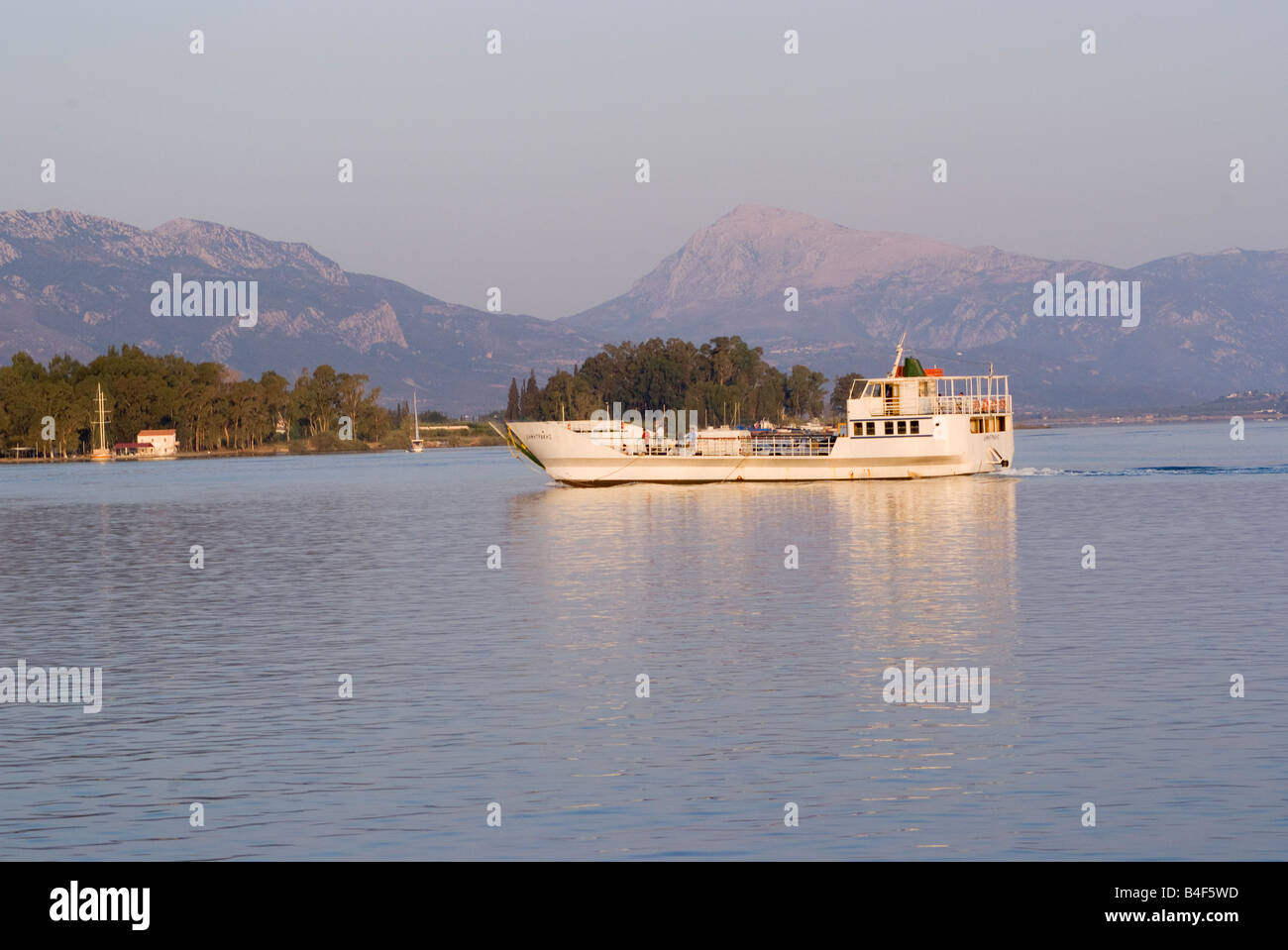 Piccolo Traghetto per trasporto auto e passeggeri che corre da Poros città isola di Poros a Galatas Mare Egeo greco Grecia continentale Foto Stock