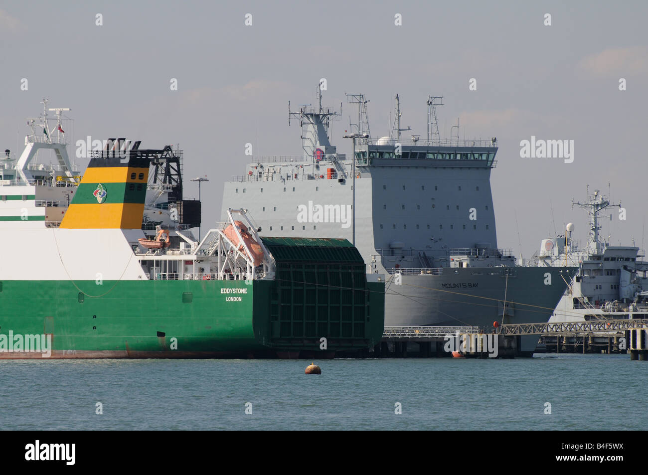 Marchwood porto militare su acqua di Southampton in Inghilterra al fianco di Eddystone un contratto roro nave e le Mounts Bay Foto Stock