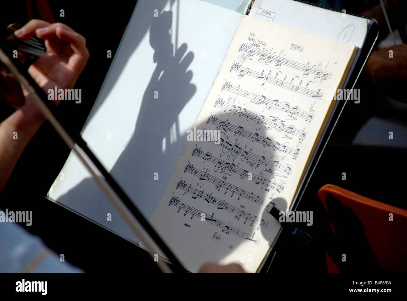 Bullring Palma Mallorca Spagna violinista a prove generali per una produzione dell'opera Carmina Burana Foto Stock