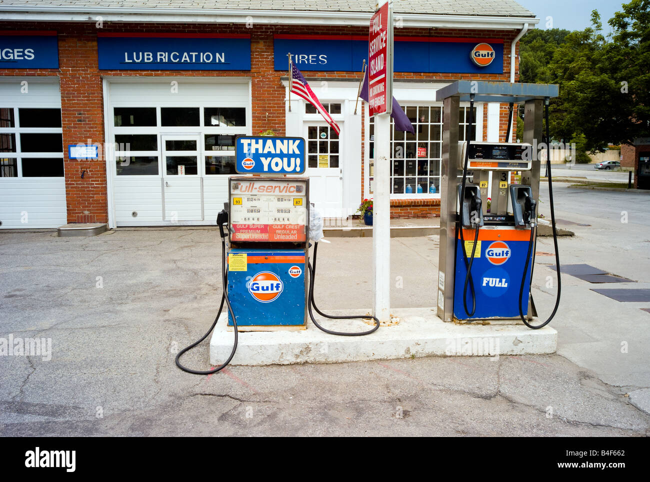 Un vecchio Golfo stazione di gas con pompe obsoleti Foto Stock