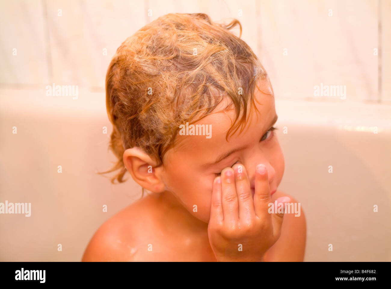Ragazzo ridere in bagno Foto Stock