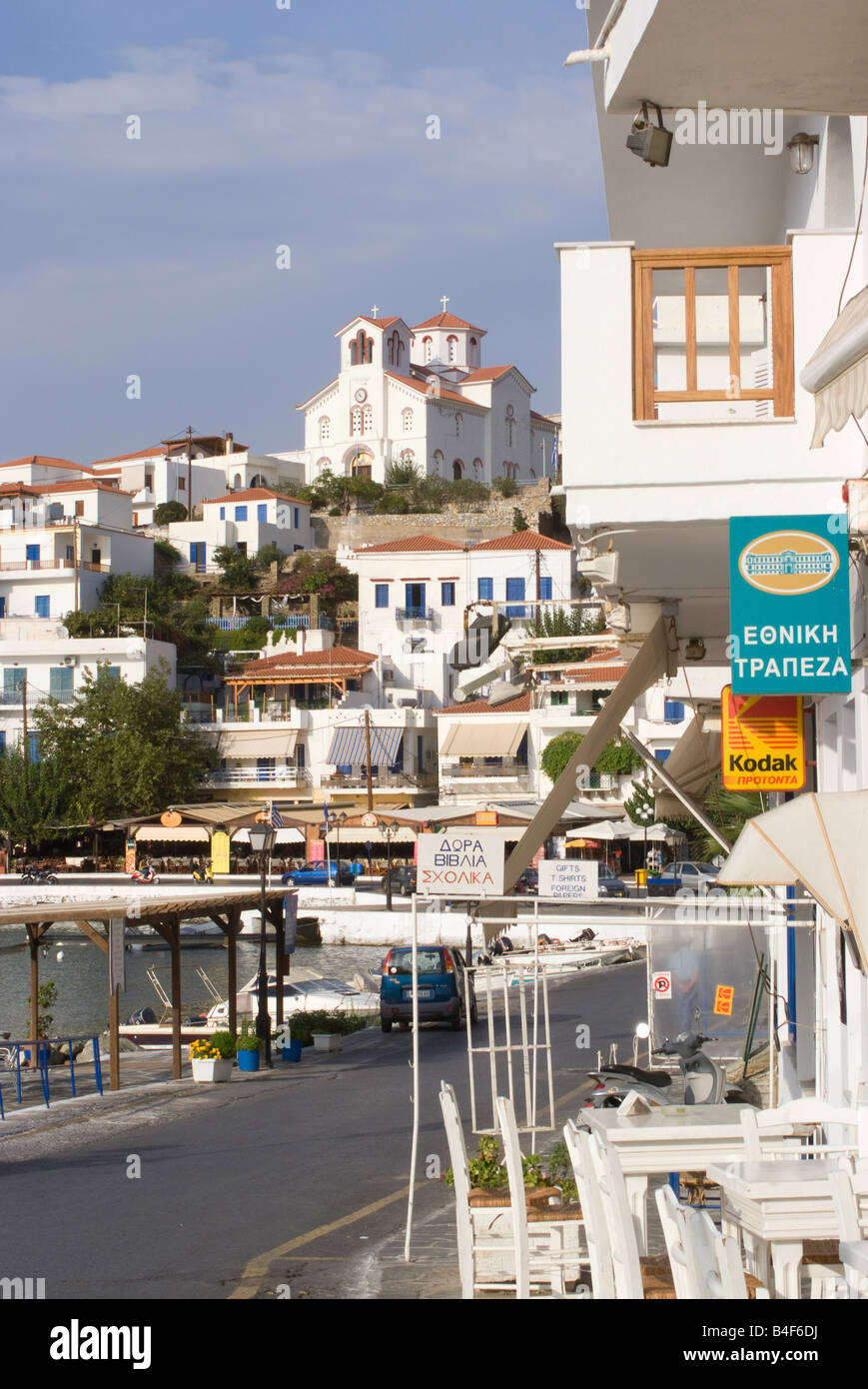 La tipica città greca di Batsi con architettura tradizionale sull isola di Andros Cicladi Mar Egeo Grecia Foto Stock