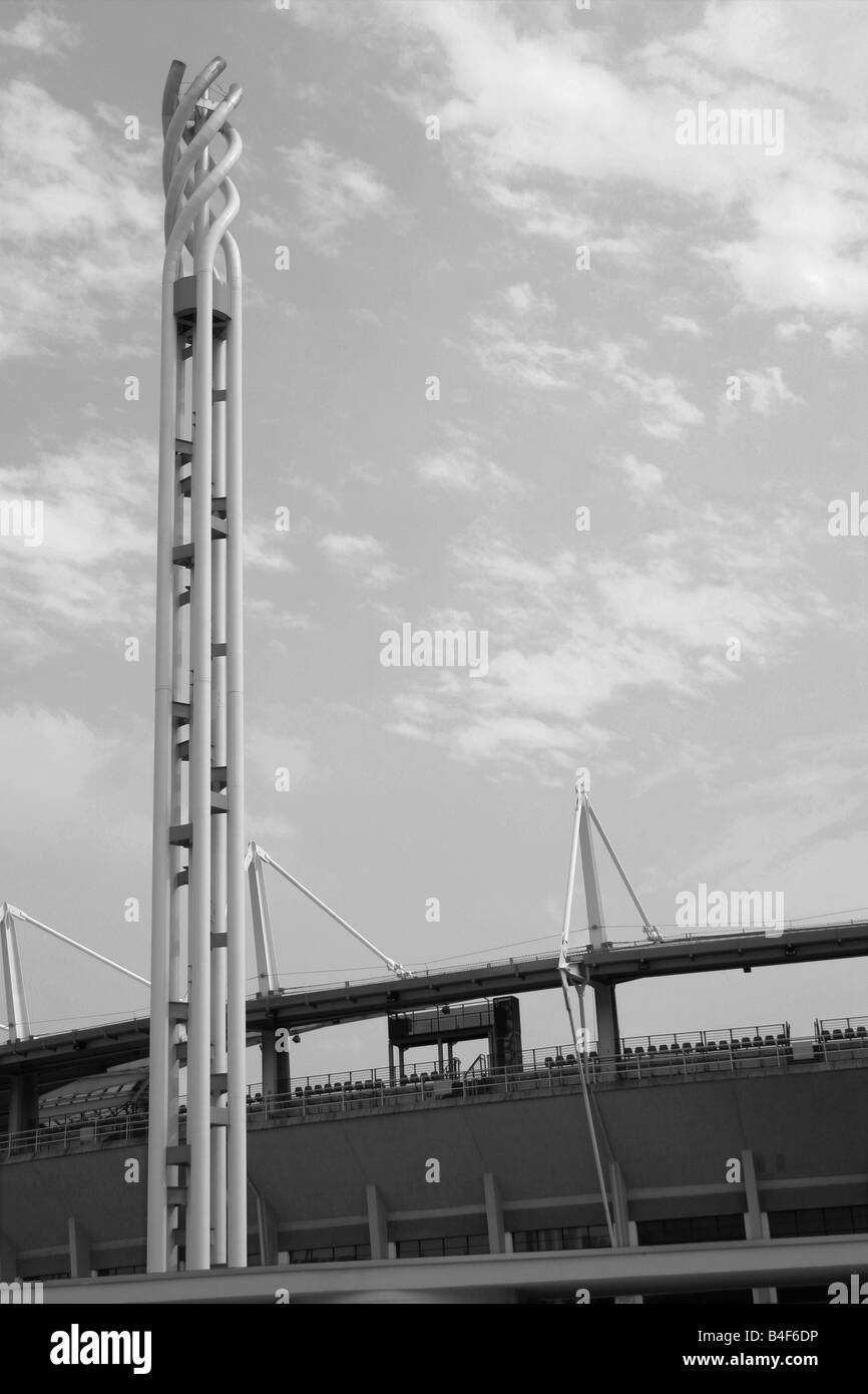 Stadio Olimpico (realizzata per le Olimpiadi 2006) a Torino, Italia. Stadio Olimpico (ex Comunale) con la fiamma olimpica a torre. Foto Stock