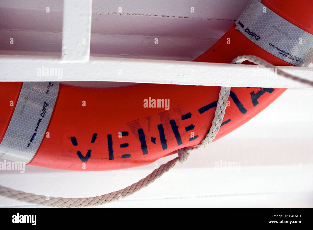 Lifering su un traghetto in uscita San Marco Venezia per Burano Venezia Italia Foto Stock