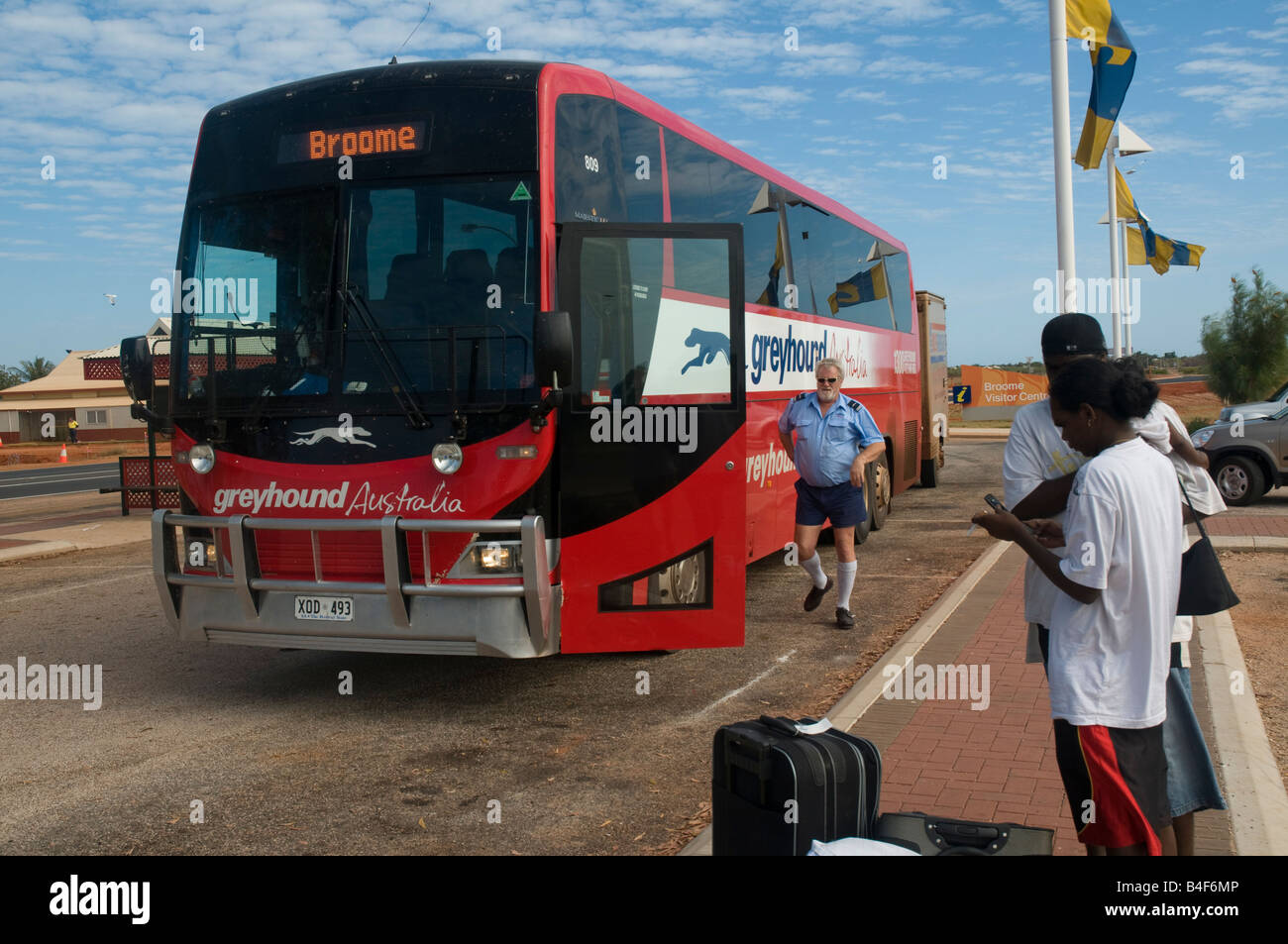 Un autobus Greyhound che arriva a Broome, Australia Occidentale Foto Stock