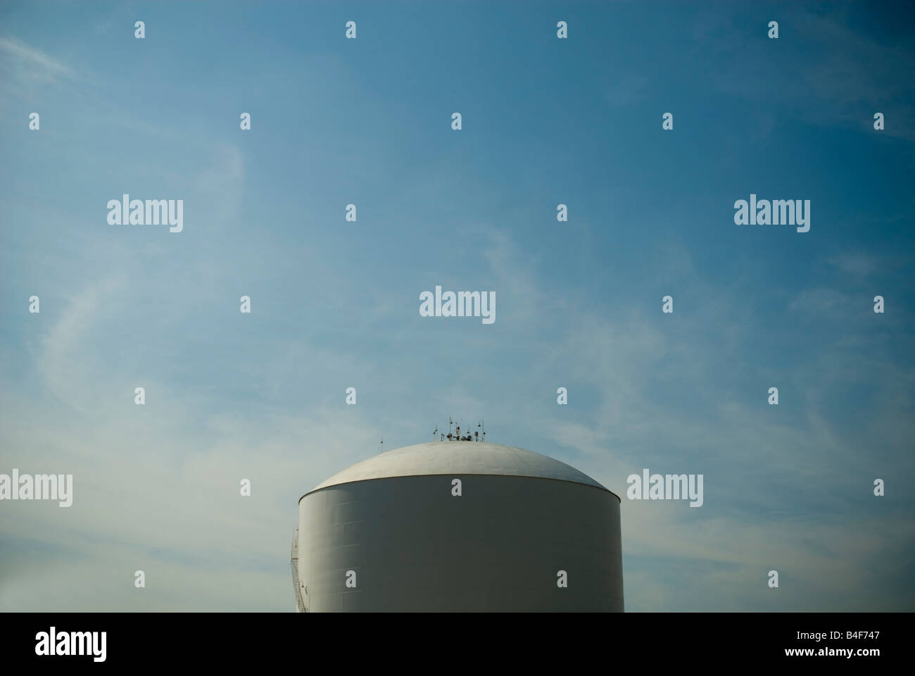 Il gas naturale serbatoio di accumulo lungo Newtown Creek in New York Foto Stock