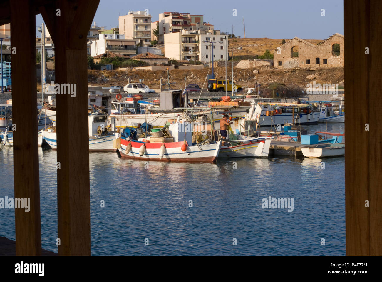 Una parte della fascia costiera greca della flotta da pesca nel Porto di Lavrio Grecia continentale del Mar Egeo in Grecia Foto Stock