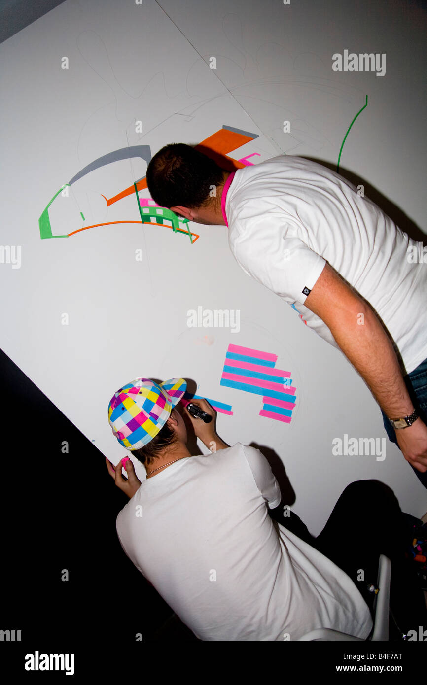 Artisti di graffiti di disegnare e dipingere in un atto giuridico pubblico mostra del loro lavoro. Foto Stock