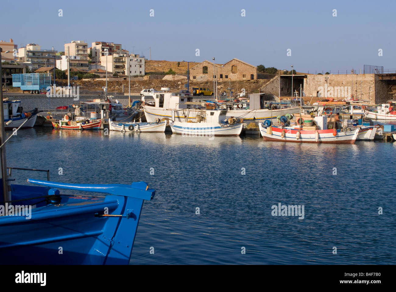 Una parte della fascia costiera greca della flotta da pesca nel Porto di Lavrio Grecia continentale del Mar Egeo in Grecia Foto Stock