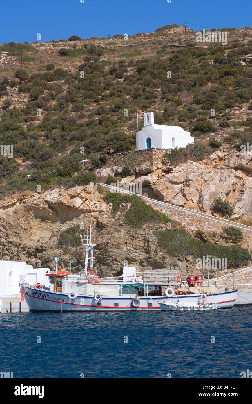 Fishermens chiesa sulla collina che si affaccia Platis Gialos con barca da pesca sull isola di Sifnos Cicladi Mar Egeo Grecia Foto Stock