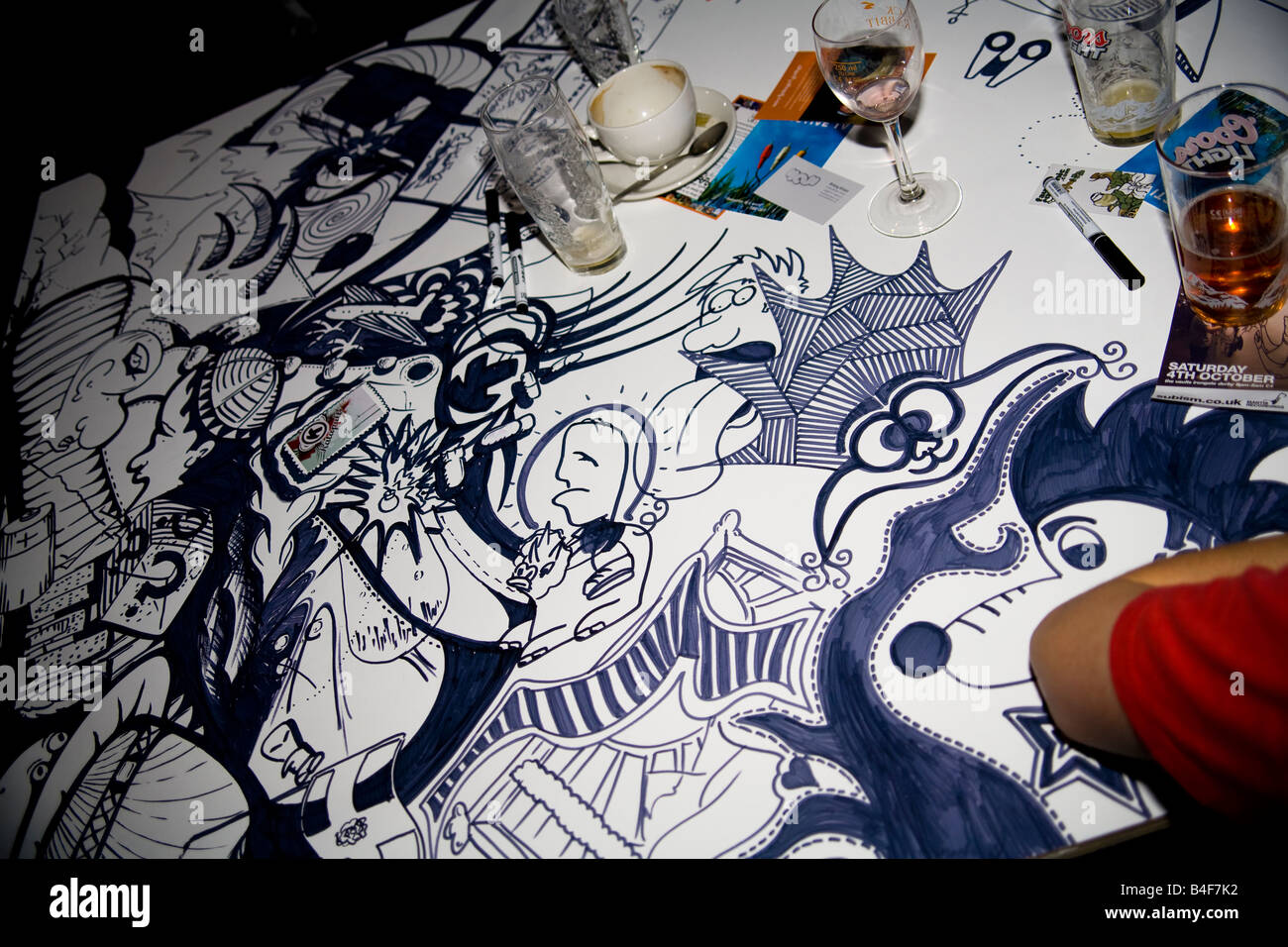 Una volta che la scrivania bianca è coperto di graffiti e progettazione di disegni. Foto Stock