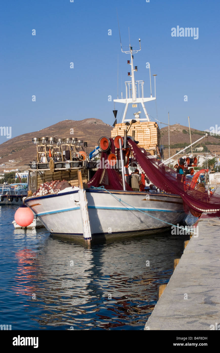 Grande barca da pesca con reti di rosso nella Città di Paros Porto isola di Paros Cicladi Mar Egeo Grecia Foto Stock