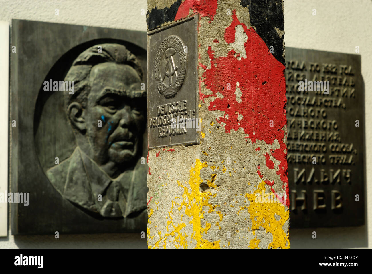 Vecchio Deutsche Demokratische Republik pietra di confine al Checkpoint Charlie, Berlin Foto Stock