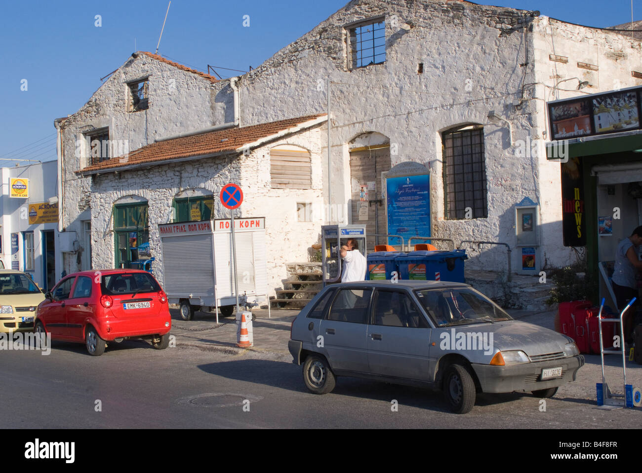 Il vecchio magazzino imbiancate con nessun tetto e negozi nella città di paros isola di Paros Cicladi Grecia Egeo Foto Stock