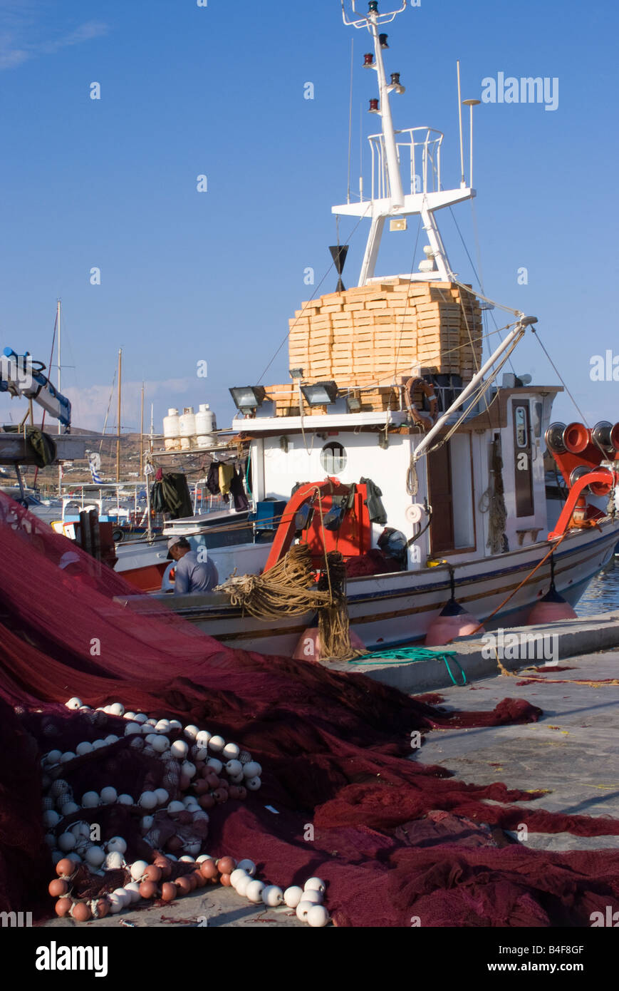 Grande barca da pesca con reti di rosso nella Città di Paros Porto isola di Paros Cicladi Mar Egeo Grecia Foto Stock