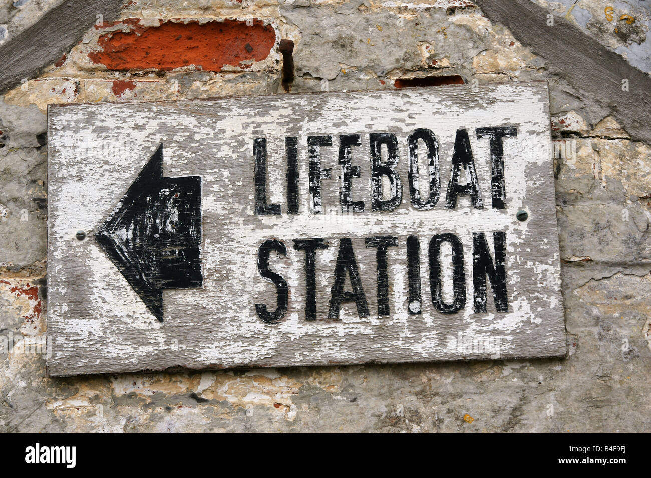 Vecchio segno di intemperie per la Lizard Lifeboat Station Cornwall England Foto Stock