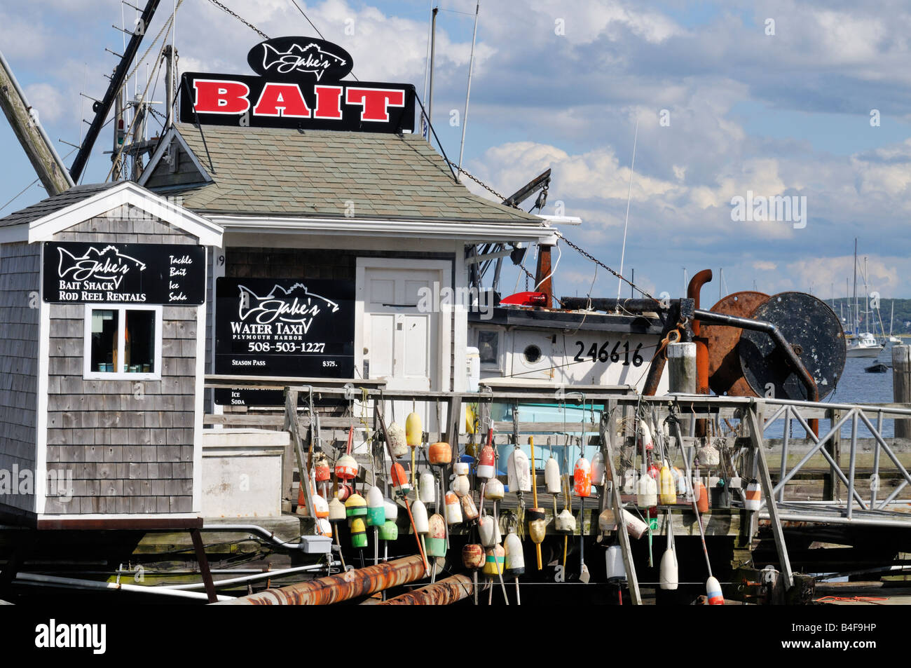 Esca shack con colorati lobster boe nel centro storico di porto di Plymouth, ma New England con segno USA Foto Stock