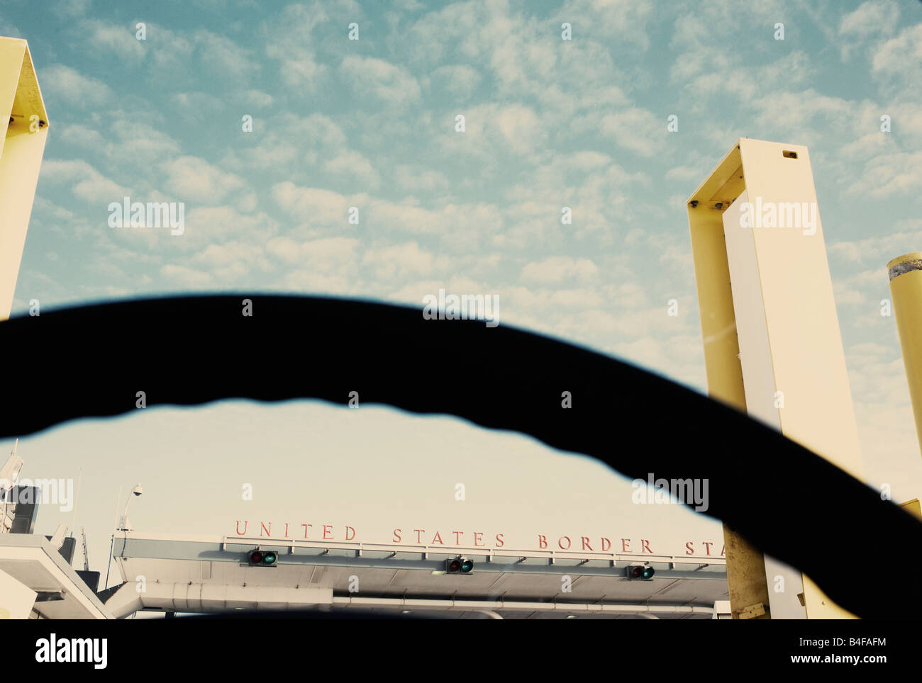 Attraversamento delle frontiere Station Stati Uniti d'America presso il ponte Lewiston-Queenston dal Queenston, Ontario Canada lato dall'interno di un'auto. Foto Stock