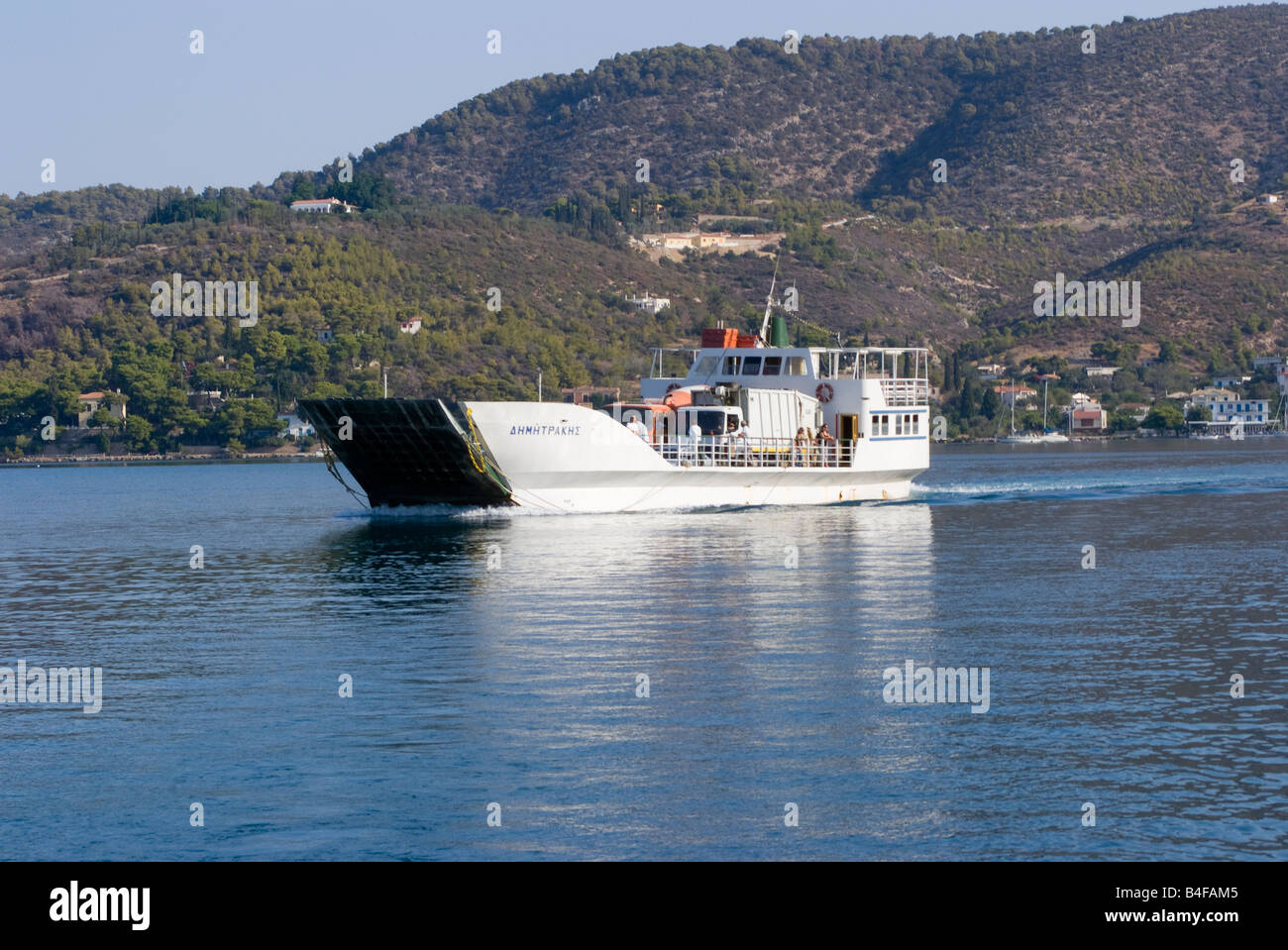 Piccolo Traghetto per trasporto auto e passeggeri che corre da Poros città isola di Poros a Galatas Mare Egeo greco Grecia continentale Foto Stock