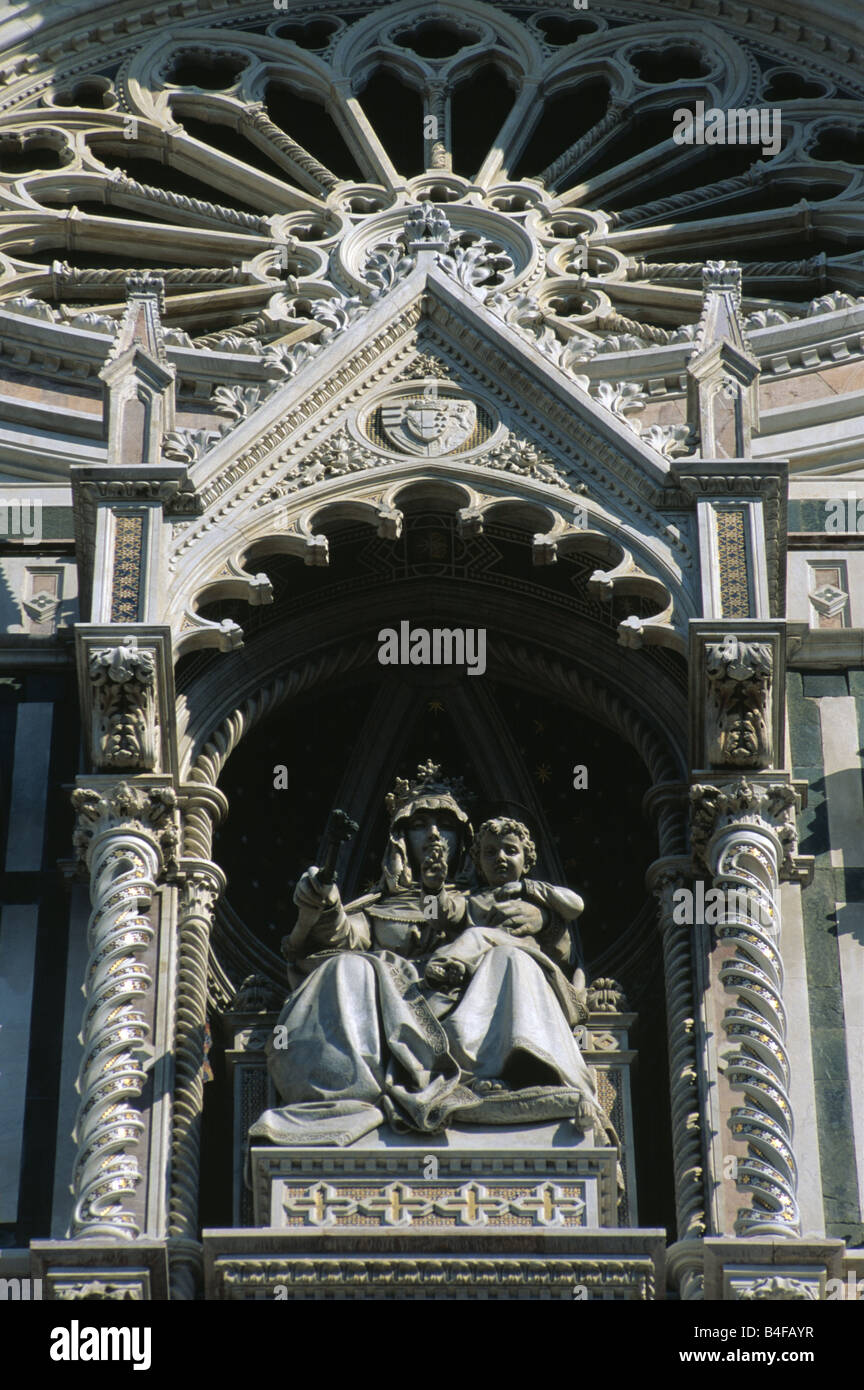 Dettaglio di una statua sulla facciata del Duomo di Firenze Italia Foto Stock