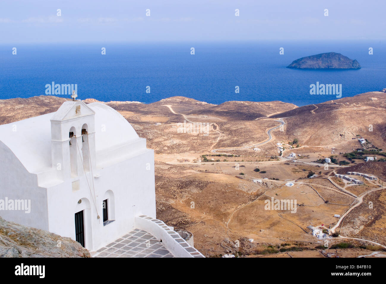 Bianco Chiesa Fishermens a Chora città alta con le colline vicino a Livadi e Mare Egeo Serifos Island Isole Cicladi Grecia Foto Stock