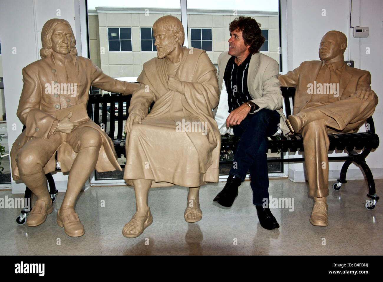 Jon capelli scultore ufficiale della US team olimpico in posa nel suo studio con tre delle sue sculture seduto di persone famose Foto Stock