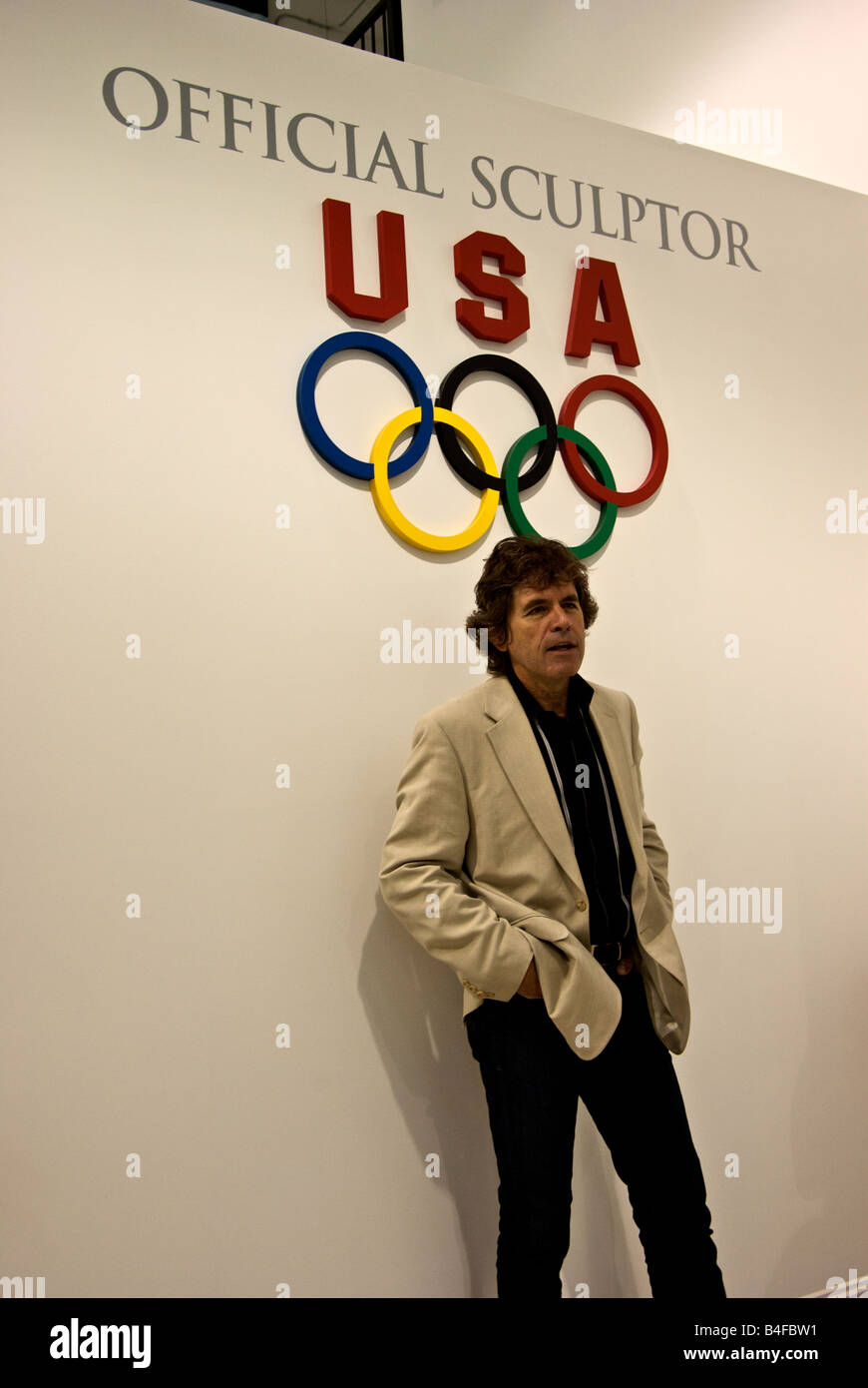 Jon capelli scultore ufficiale della US team olimpico in posa nel suo studio sotto il segno Foto Stock