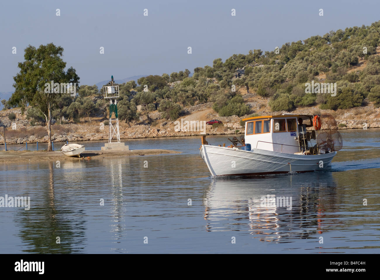 Piccola barca da pesca tornando alla Baia Voufalo sull isola di Eubea Isole greche del Mar Egeo in Grecia Foto Stock