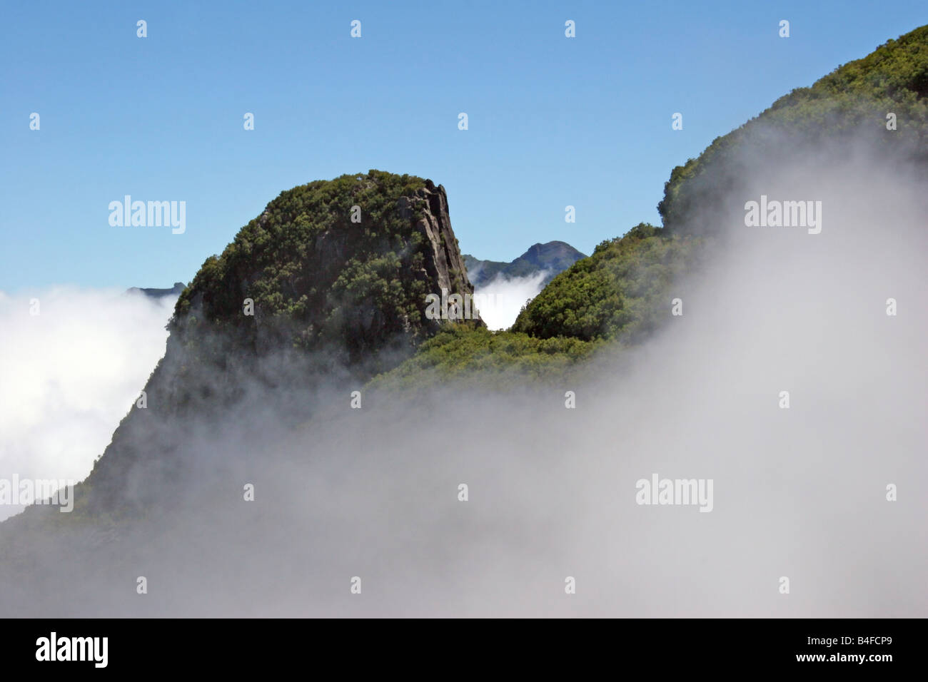 La nebbia salendo dalla valle sottostante Pinaculo Foto Stock