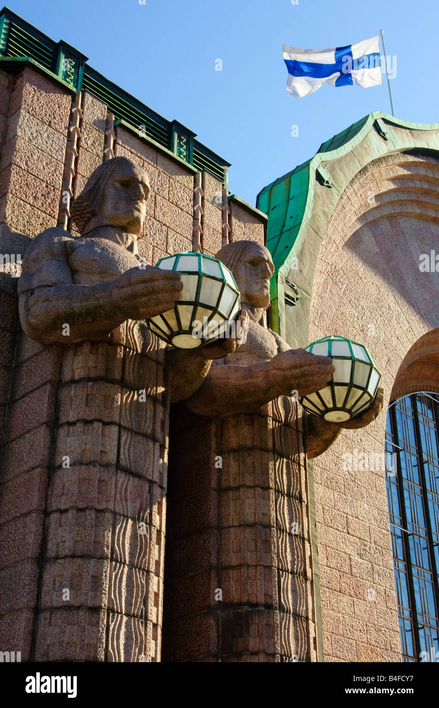 Rautatieasema Stazione ferroviaria Helsinki Finlandia progettata da Eliel Saarinen le statue sono di Emil Wikström Foto Stock