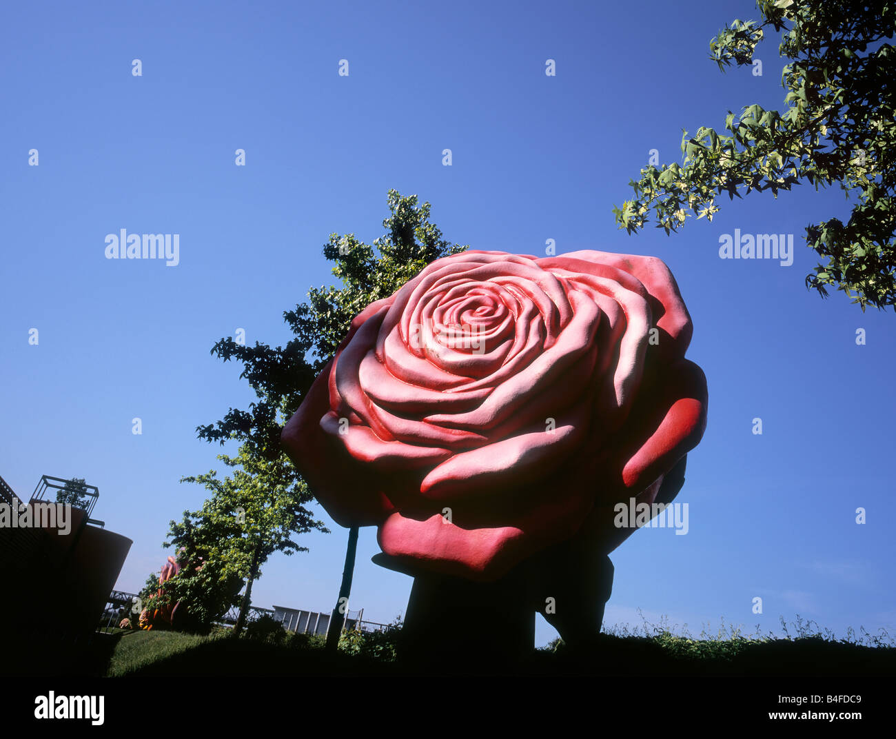 Composizione del gigante rosa artificiale e la fila di alberi, Berlino, Germania. Foto Stock