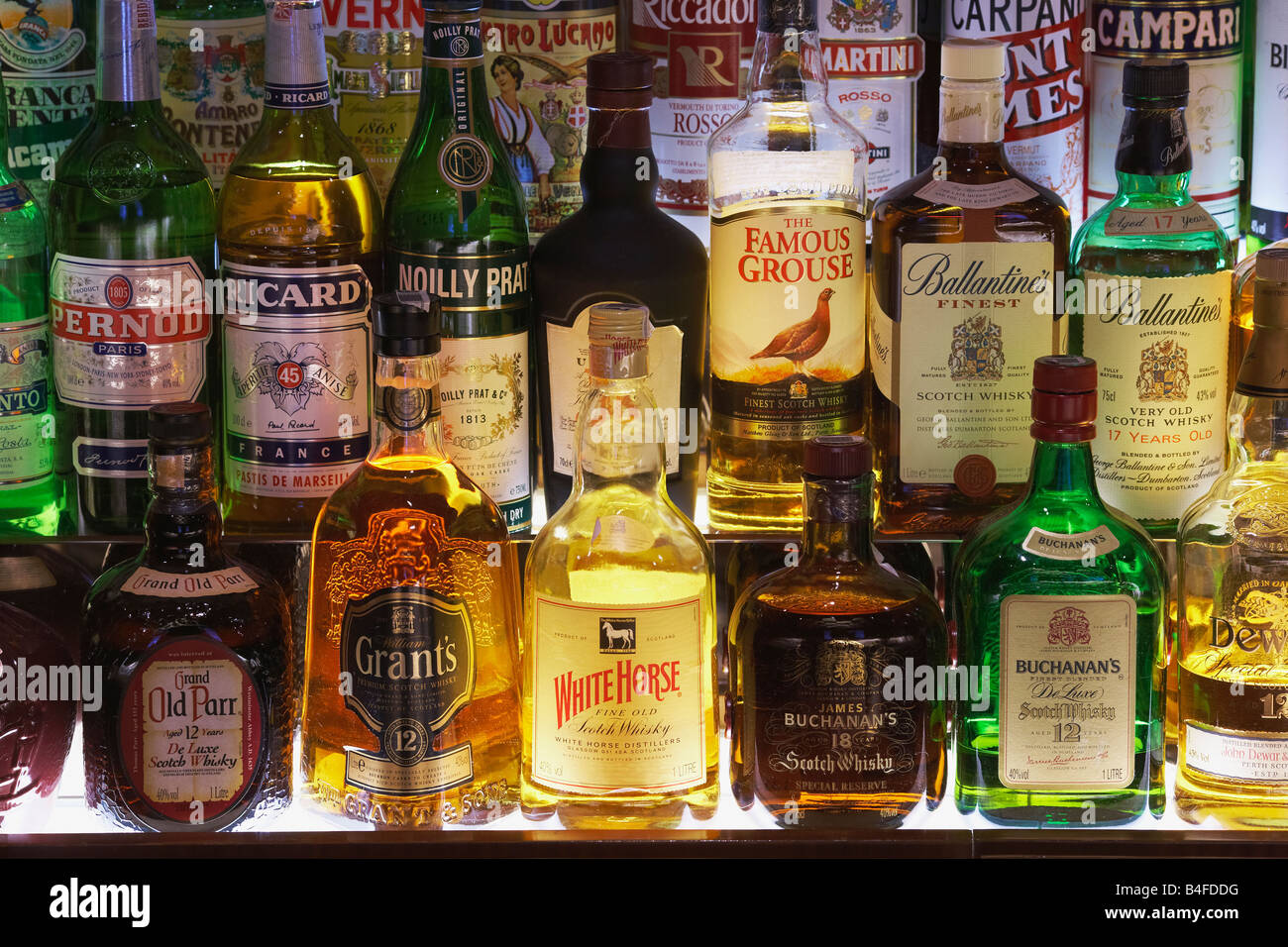 Un bar pieno di bottiglie di bevande alcoliche e alcol Foto stock - Alamy