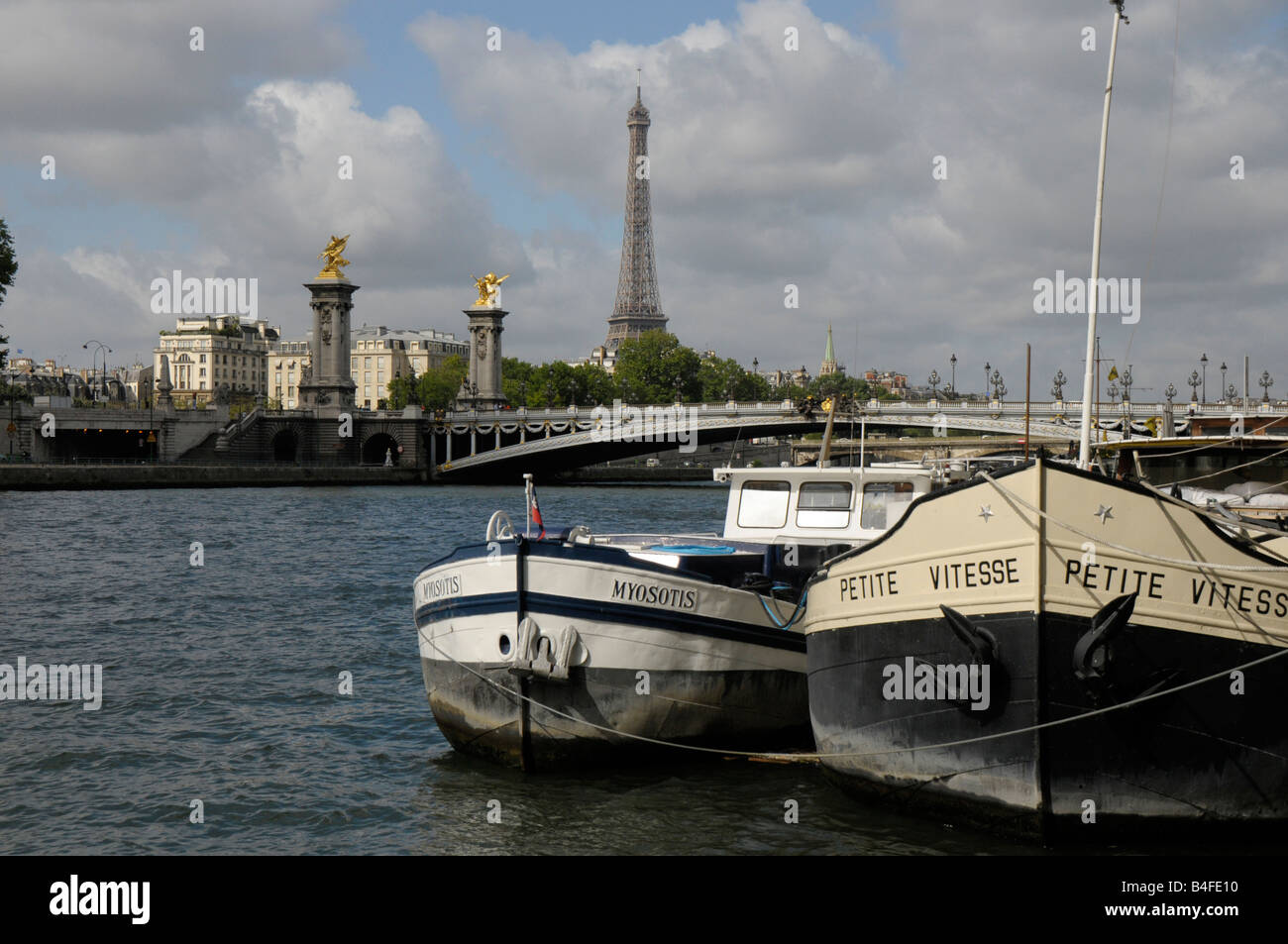 Barche sulla riva della Senna e dalla Torre Eiffel a Parigi Francia Foto Stock