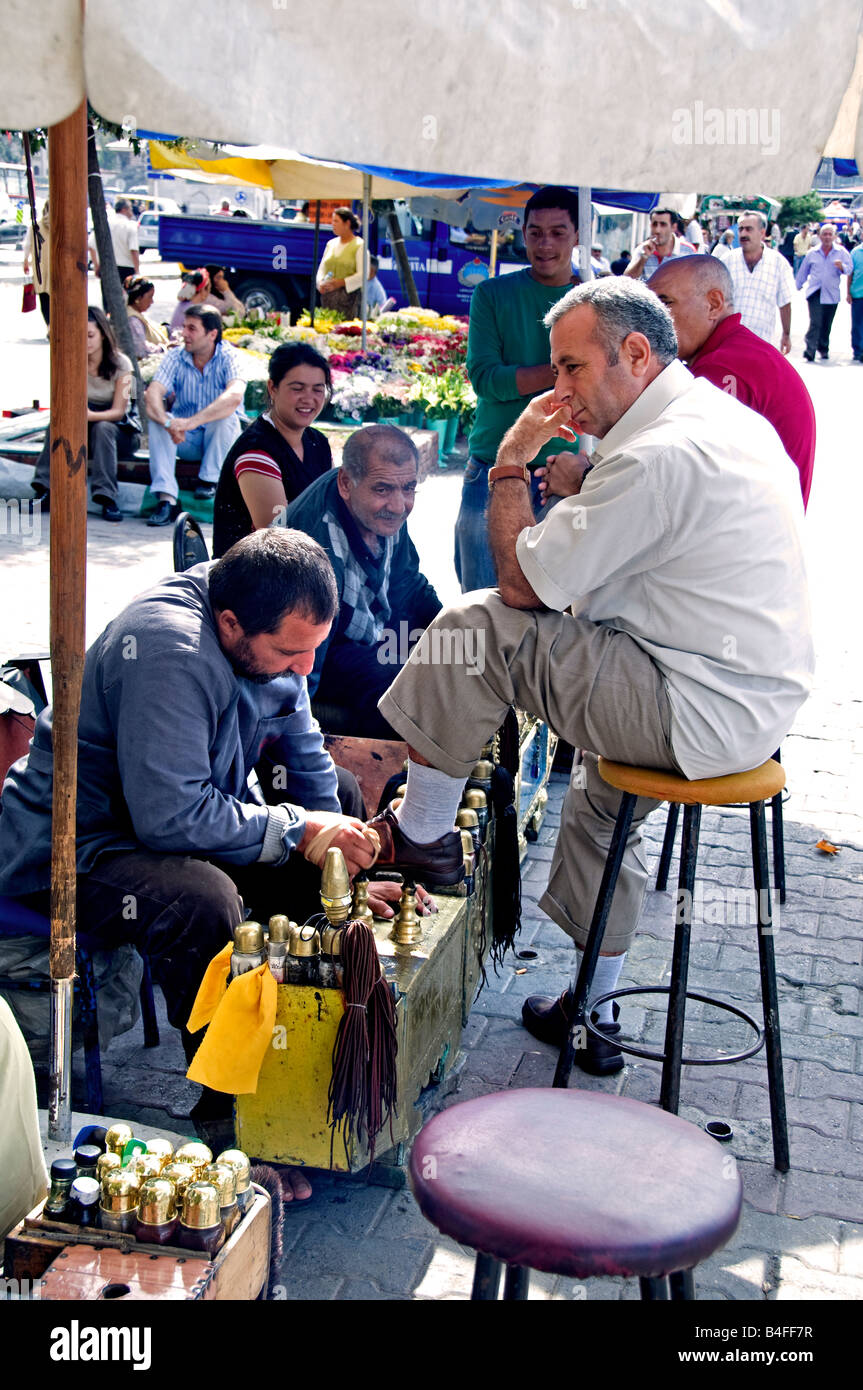 Istanbul Uskudar shine boy shoeshiner cobbler calzolaio calzatura market shop store Foto Stock