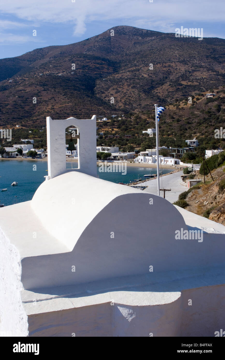 White Fishermens chiesa sulla collina che si affaccia Platis Gialos sull isola di Sifnos Cicladi Mar Egeo Grecia Foto Stock