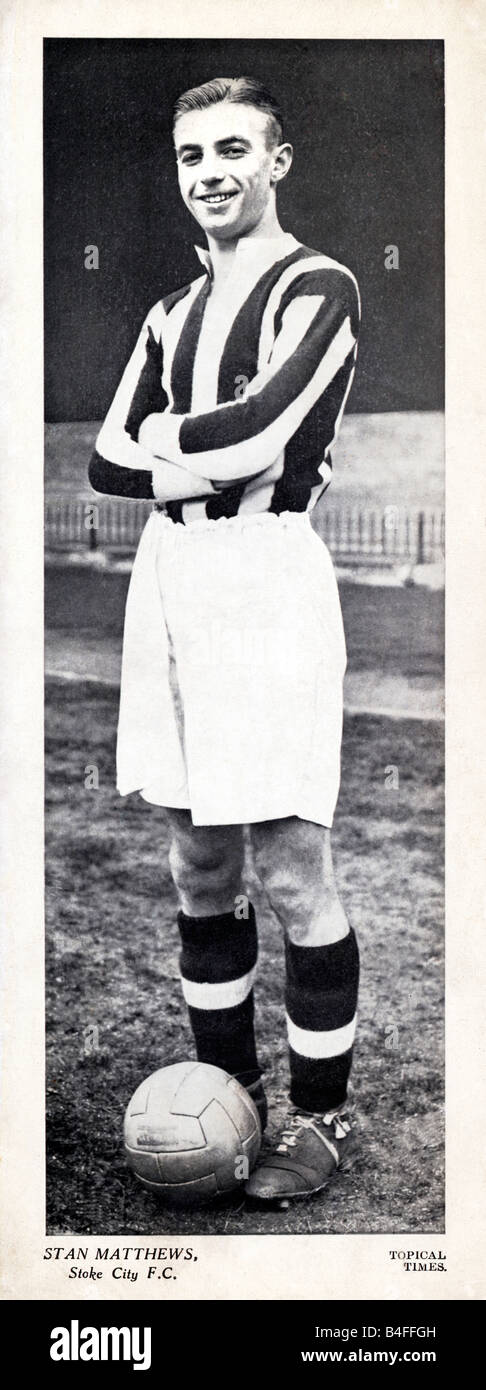 Stanley Matthews la procedura guidata di dribbling e Inghilterra leggenda calcistica nei suoi primi giorni a Stoke City FC negli anni trenta del novecento Foto Stock