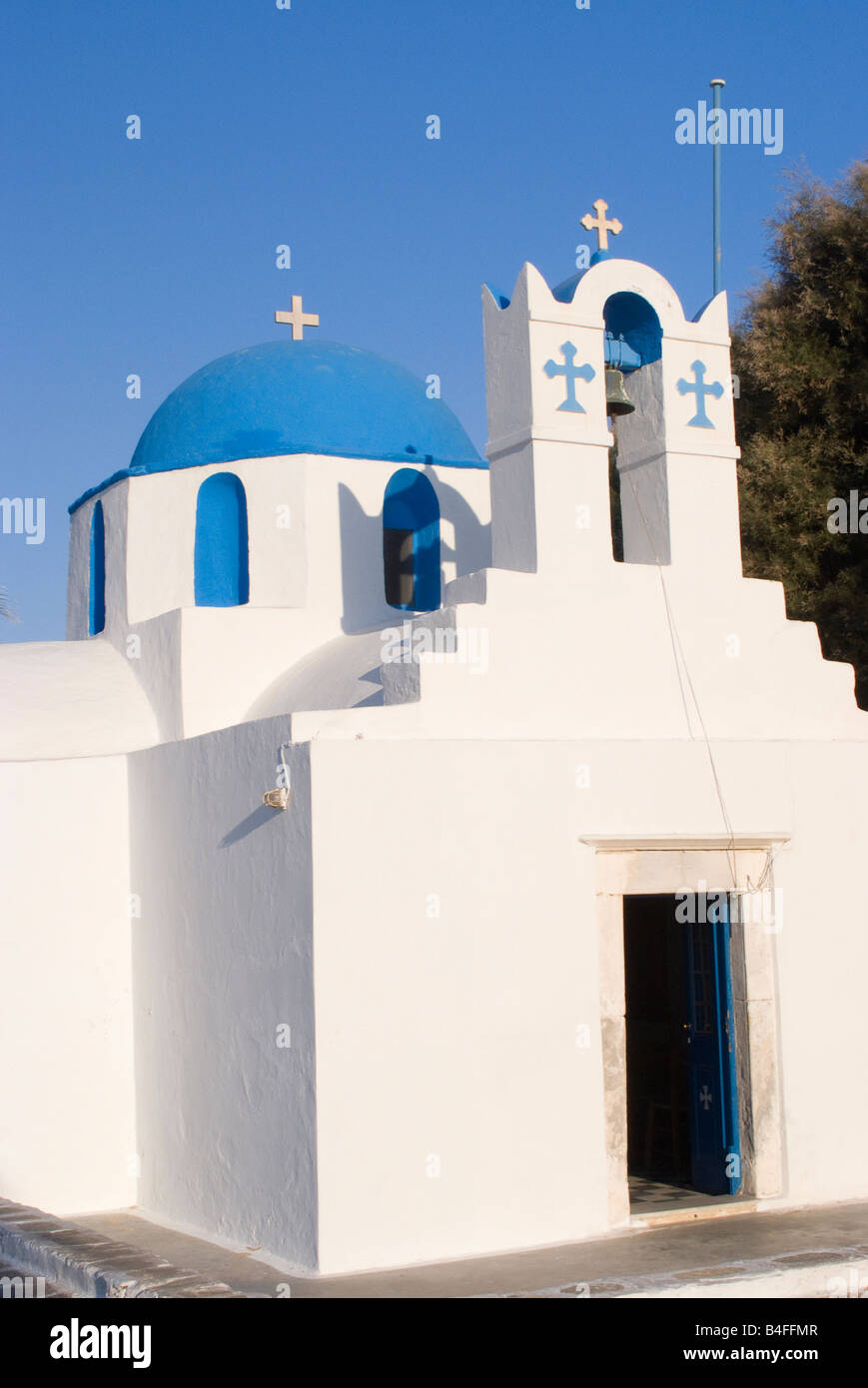 Bella Blu a cupola chiesa imbiancate a Paros isola di Paros Cicladi Grecia Egeo Foto Stock
