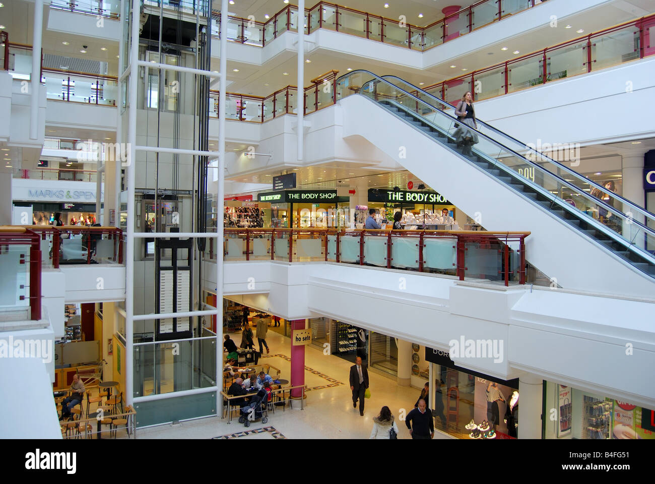 Il Belfry Shopping Center interno, High Street, Redhill Surrey, Inghilterra, Regno Unito Foto Stock