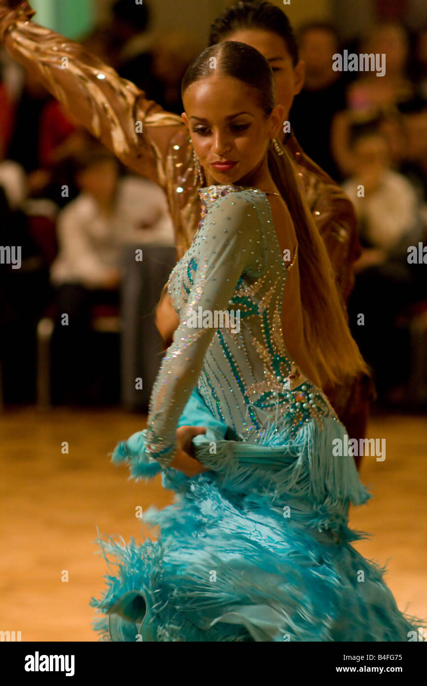 Giovani danzatori in posa. Il ballo liscio concorrenza "Nevsky Cup 2008" a San Pietroburgo, Russia. Foto Stock