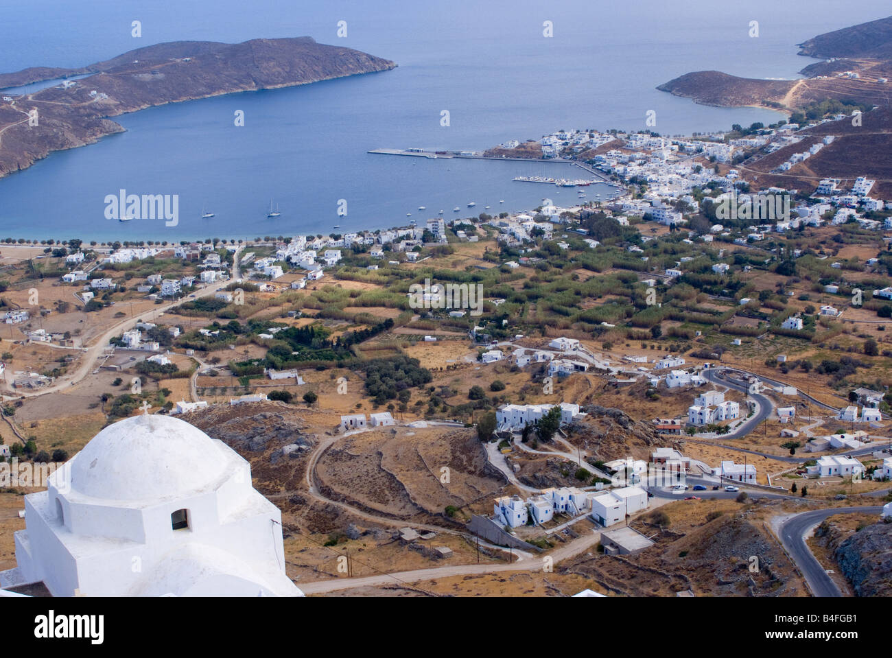 Vista di Livadi abitato e porto da Chora con cupola bianca chiesa Isola di Serifos Cicladi Mar Egeo Grecia Foto Stock
