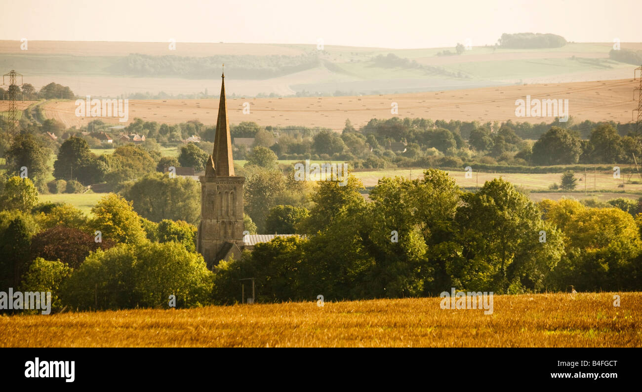 Vista su downs con la chiesa di Santa Maria la guglia a vescovi Inscatolamento in primo piano, Wiltshire, Inghilterra,Gran Bretagna, Regno Unito Foto Stock