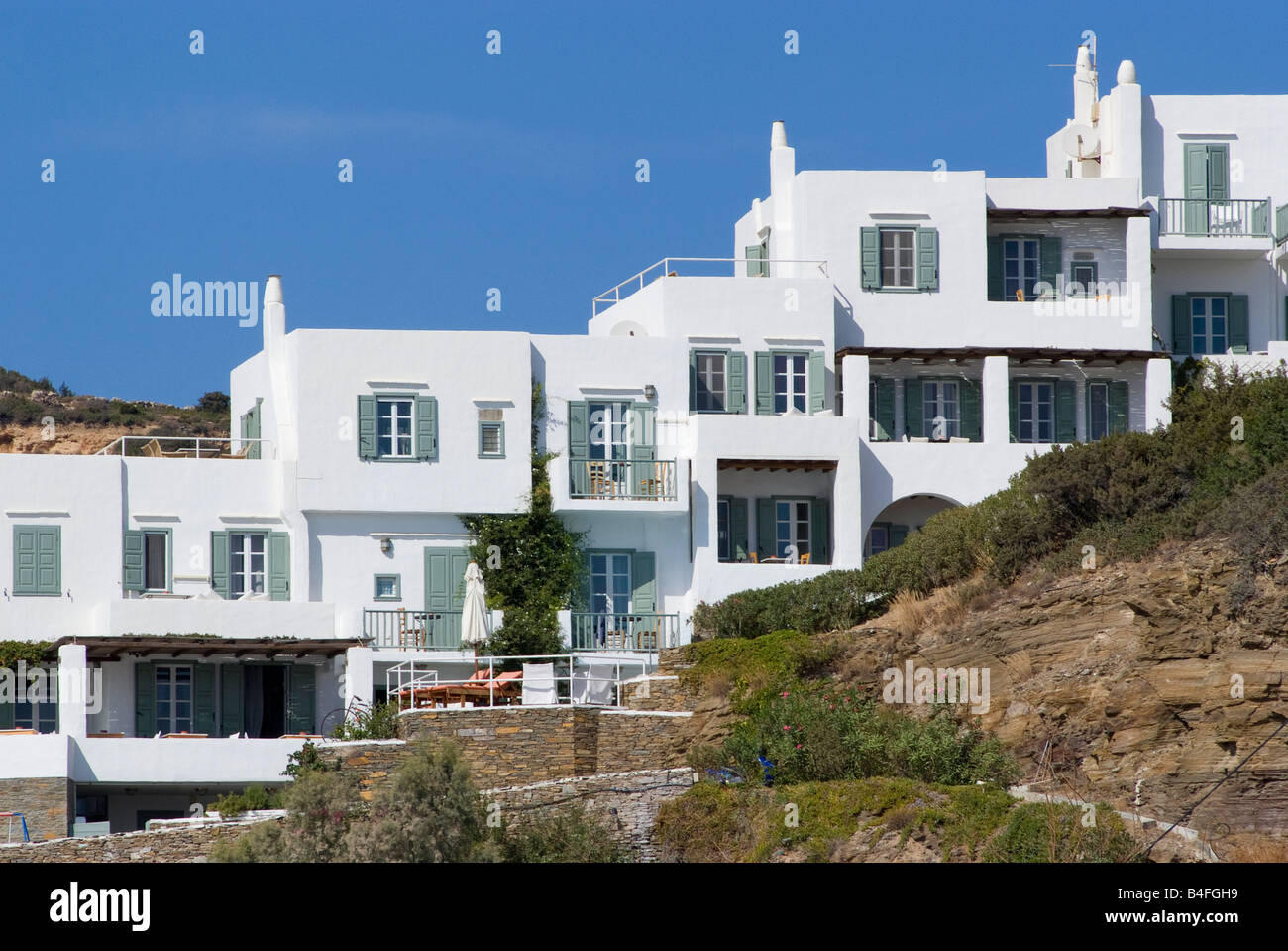 Tradizionale imbiancato Case Greche in Platis Gialos Isola di Sifnos Cicladi Mar Egeo Grecia Foto Stock