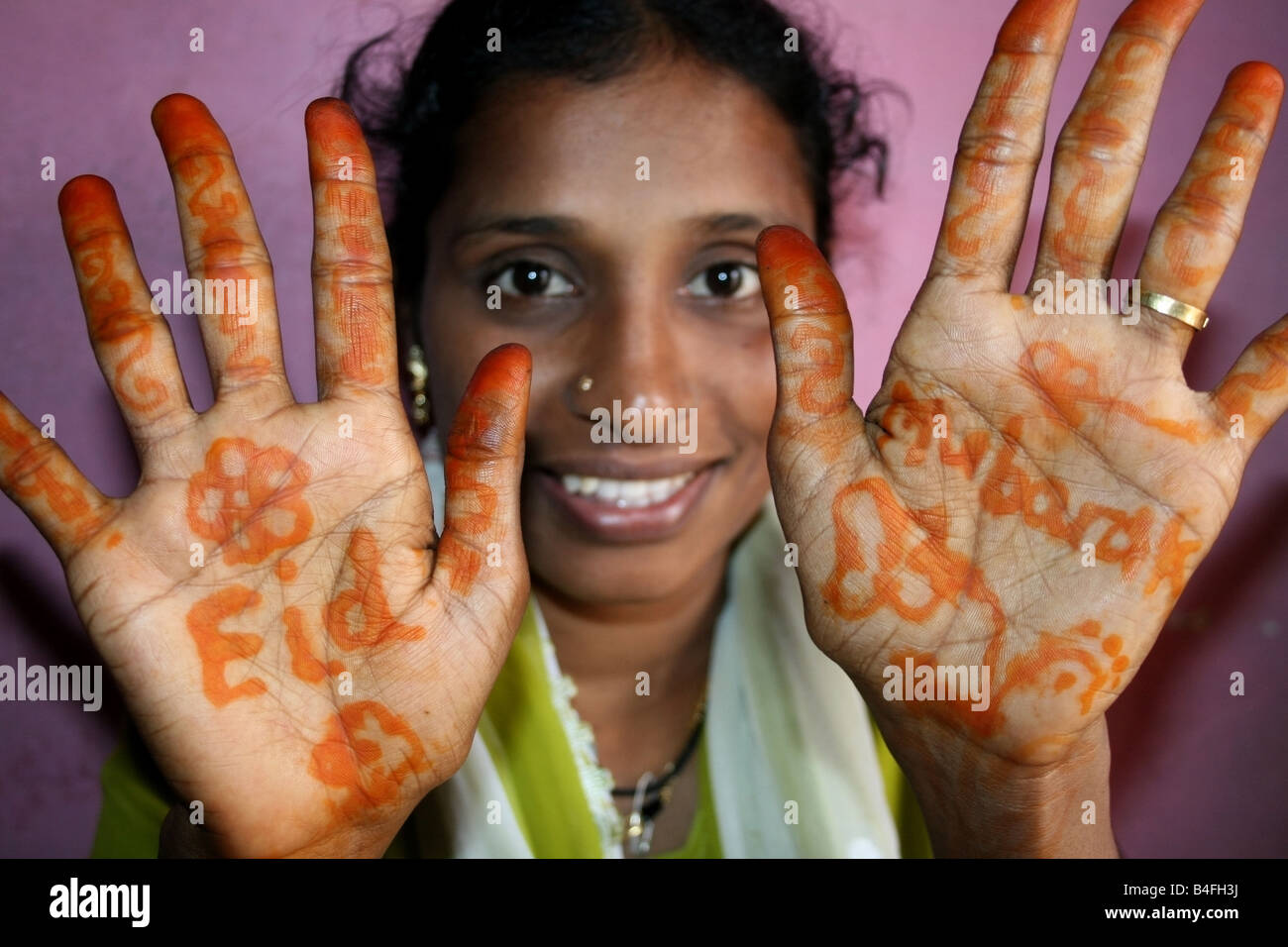 La donna musulmana di Eid Mubarak henna sulle mani , Eid ul Fitr celebrazioni , India Foto Stock