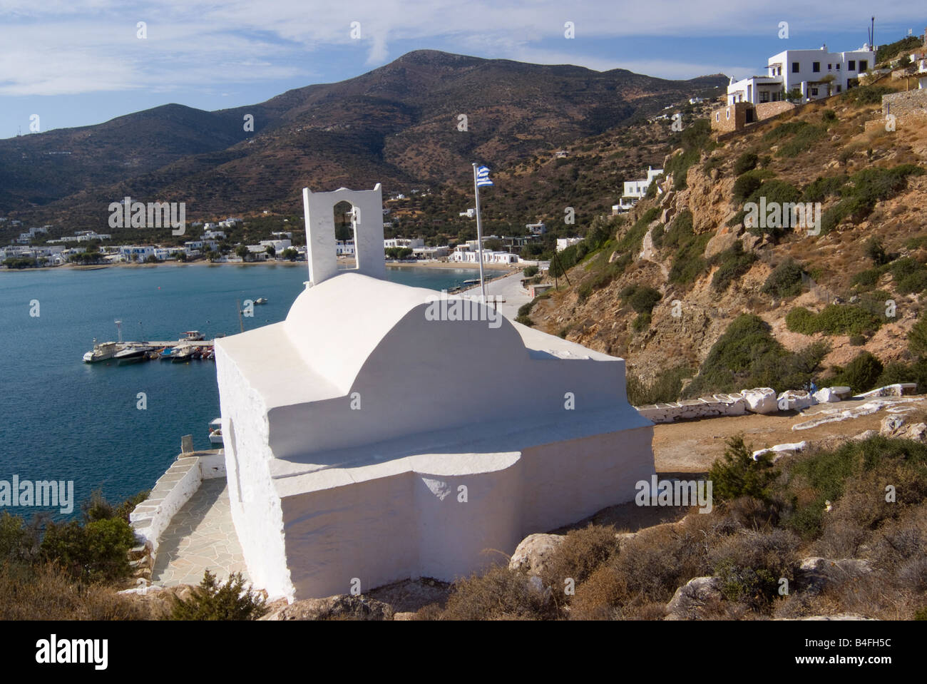 White Fishermens chiesa sulla collina che si affaccia Platis Gialos sull isola di Sifnos Cicladi Mar Egeo Grecia Foto Stock