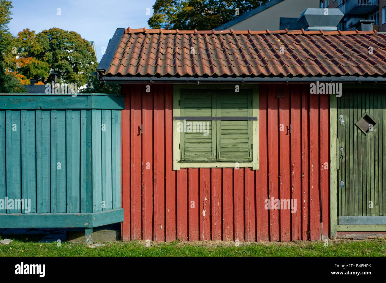Parte della red casa in legno con un recinto di blu attaccati Foto Stock