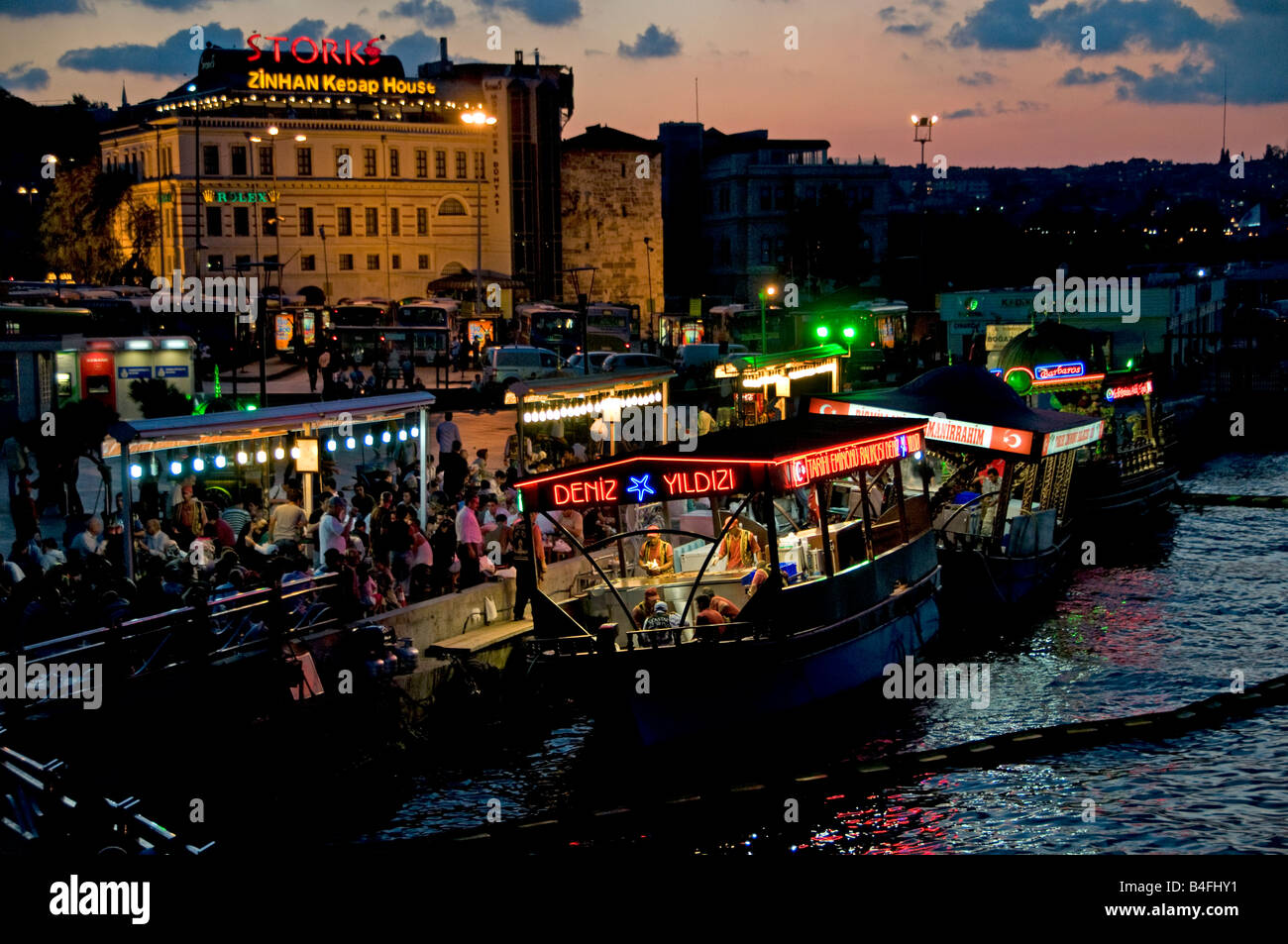 Ristorante Terrazza barche Golden Horn bridge waterfront vendono hot sgombro pesce panini balik ekmek Eminonu Foto Stock